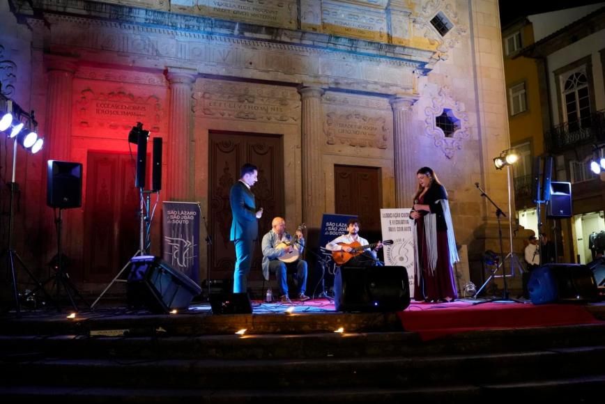 Noite de fados encanta no Largo Carlos Amarante